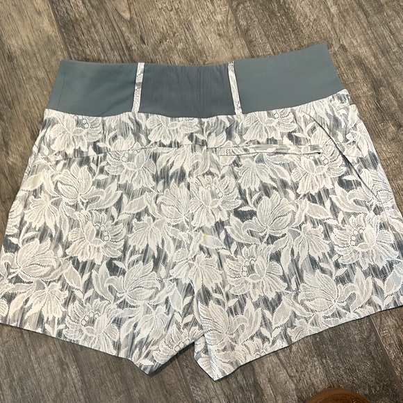 Athleta Trekkie North printed shorts in Ethereal Bloom, Magnolia White. - Picture 4 of 7